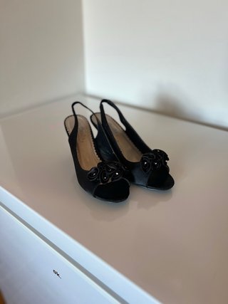 Tacones negros con flor