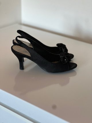 Tacones negros con flor