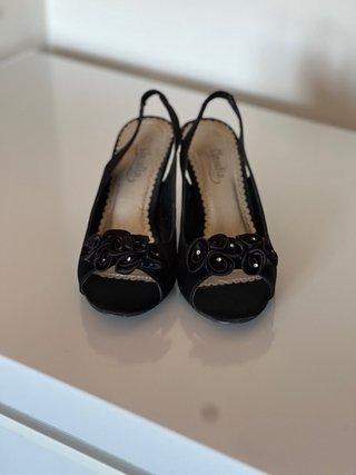 Tacones negros con flor