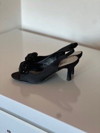 Tacones negros con flor