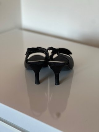 Tacones negros con flor