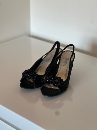Tacones negros con flor
