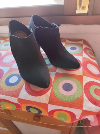 Botines altos con diseño dorado viejo