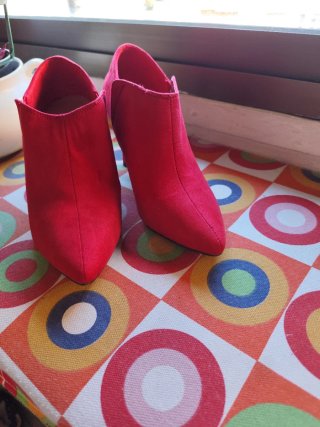 Botines altos con diseño dorado viejo