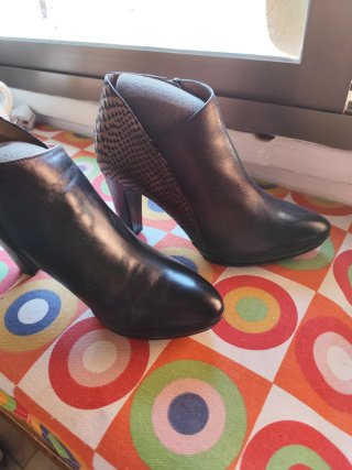 Botines altos con diseño dorado viejo