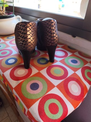 Botines altos con diseño dorado viejo