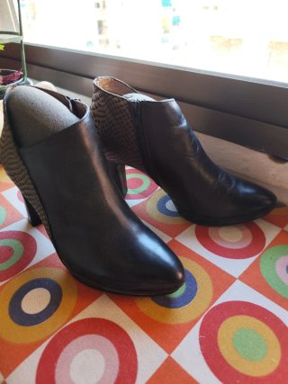 Botines altos con diseño dorado viejo