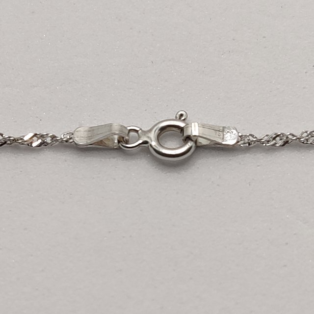 Cadena de oro blanco de 18k. Peso: 4.70gr.