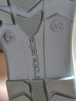Calzado profesional con seguridad en blanco.T 42