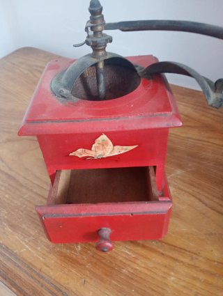 Molinillo de café antiguo decorado
