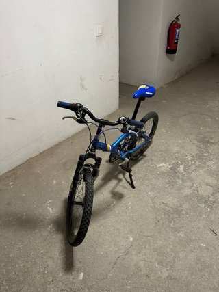 Bicicleta azul infantil