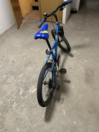 Bicicleta azul infantil