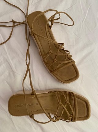 Sandalias de cuña con cordones