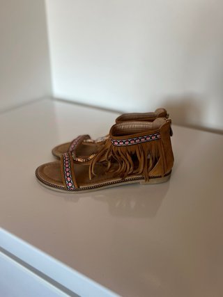 Sandalias Marrones con Flecos y Cuentas