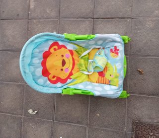 Mecedora para bebé con diseño de león