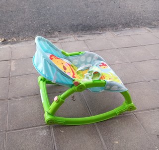 Mecedora para bebé con diseño de león
