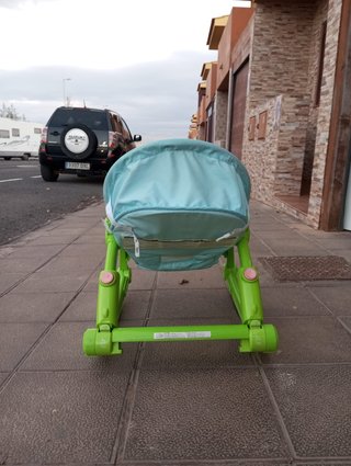 Mecedora para bebé con diseño de león