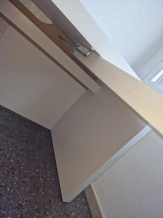 Escritorio blanco con silla