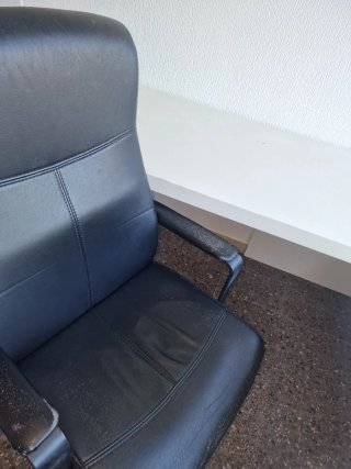 Escritorio blanco con silla