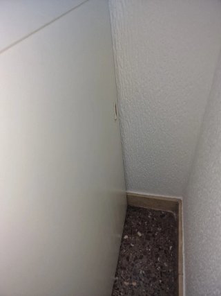 Escritorio blanco con silla