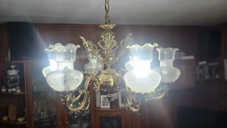 Elegante lámpara araña vintage con tulipas cristal