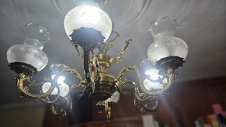 Elegante lámpara araña vintage con tulipas cristal