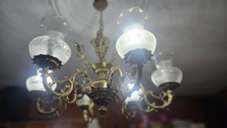 Elegante lámpara araña vintage con tulipas cristal