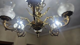 Elegante lámpara araña vintage con tulipas cristal