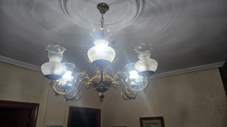 Elegante lámpara araña vintage con tulipas cristal