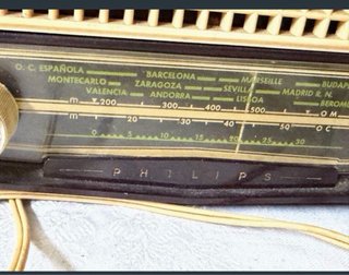 Radio Vintage Marrón y Beige