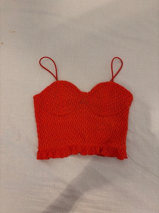 Top corto rojo con tirantes