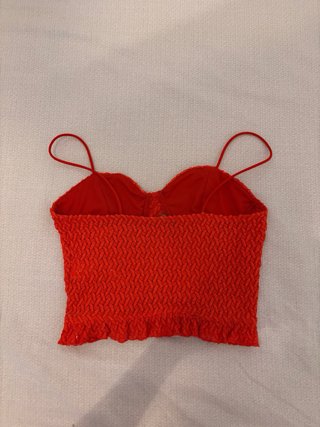 Top corto rojo con tirantes