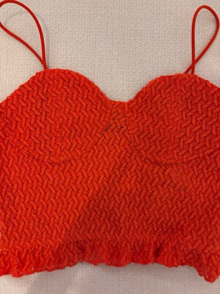 Top corto rojo con tirantes