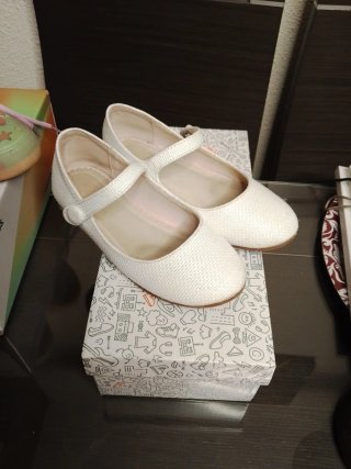 Lote de 10 pares de zapatos para niña talla 30/31.