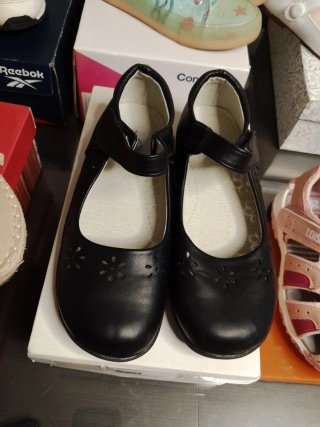 Lote de 10 pares de zapatos para niña talla 30/31.