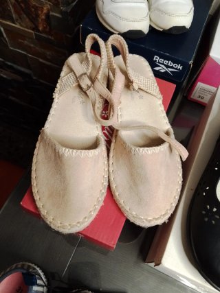 Lote de 10 pares de zapatos para niña talla 30/31.