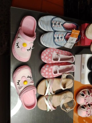 Lote de 10 pares de zapatos para niña talla 30/31.