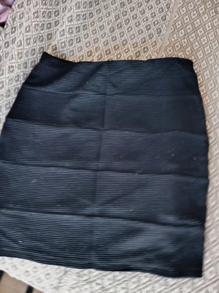 Minifalda negra tela firme y rallada Talla S