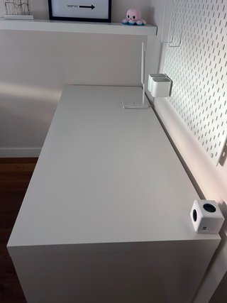 Escritorio blanco con cajonera