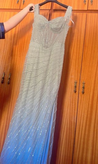 Vestido plateado de boda y fiesta