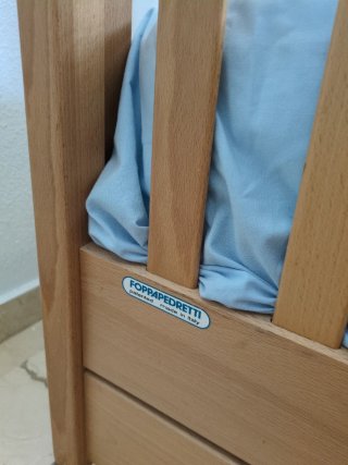 Cuna de madera con ruedas, lateral abatible.