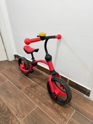 Bicicleta de equilibrio roja