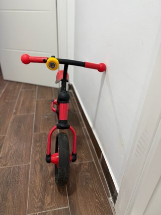 Bicicleta de equilibrio roja