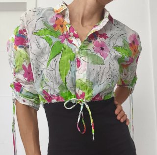 Blusa floral manga corta con lazada