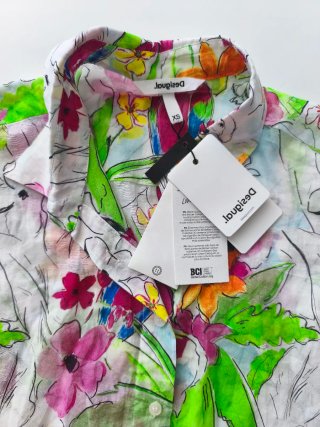Blusa floral manga corta con lazada