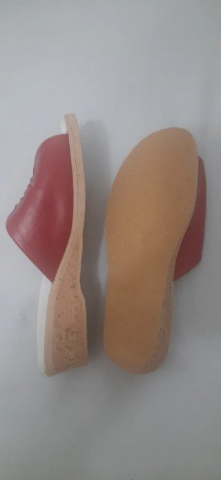 Sandalias rojas sin usar
