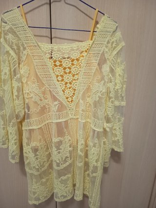 Blusa encaje amarilla con camiseta tirantes