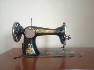 Máquina de coser Singer antigua con mueble