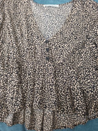 Blusa corta estampada manga larga