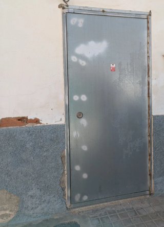 Puerta antiokupa metálica